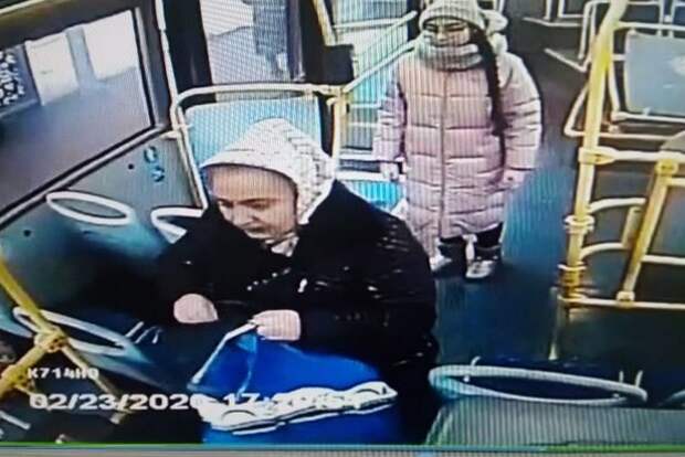 Зеленоградские полицейские задержали женщину за кражу кошелька у водителя