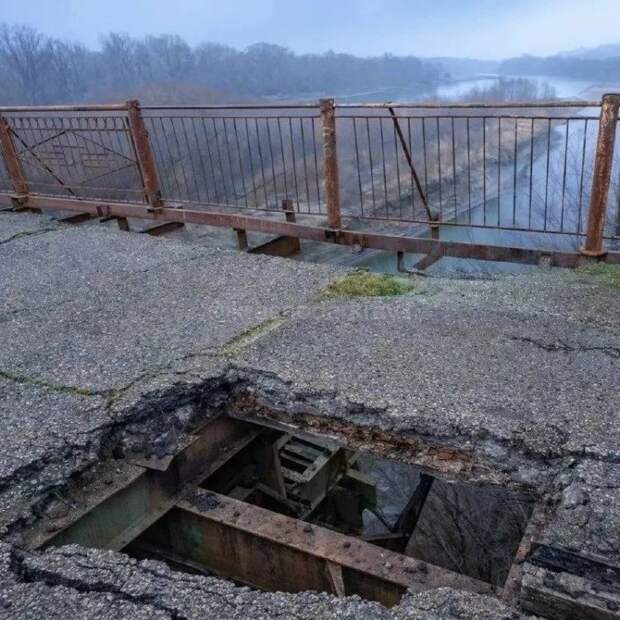 Неожиданный обвал: на оживлённой трассе Кубани провалилась полоса моста