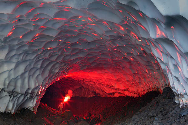 19. Ледяная пещера возле вулкана Мутновский, Россия