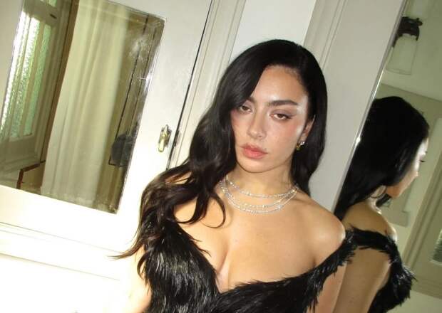 Charli XCX снялась топлес во время подготовки к «Золотому глобусу»