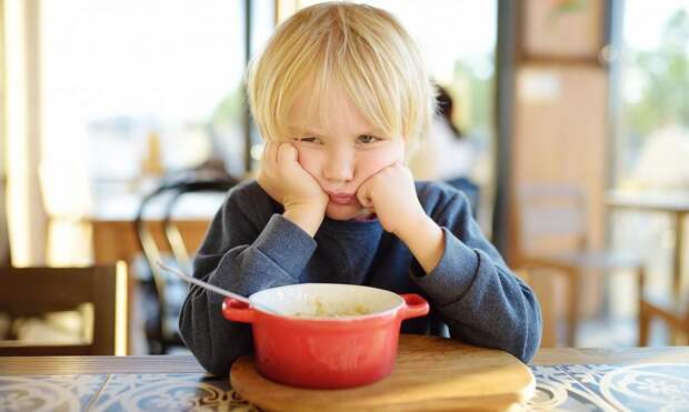 Психолог назвала 10 фраз родителей, которые воспитывают детей «колхозными методами»