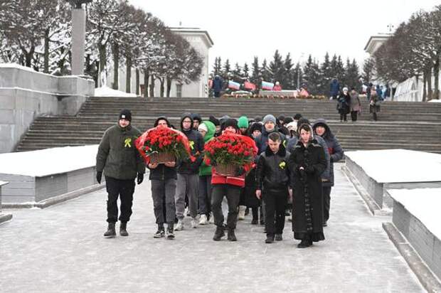 Петербуржцы возложили цветы на Пискаревском мемориале