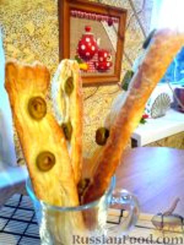 Фото к рецепту: Слоёные палочки с оливками