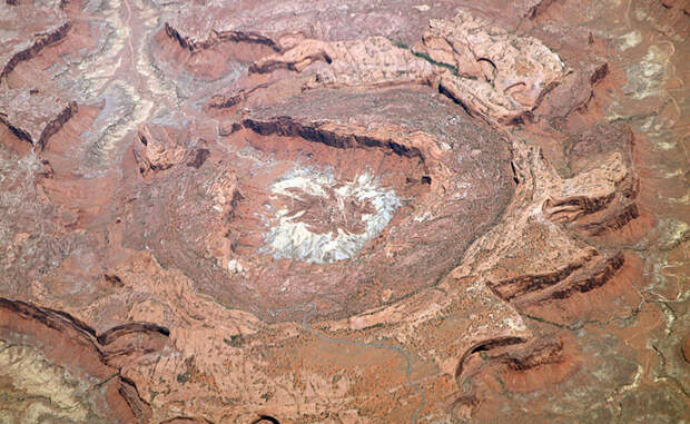 Апхивал США Апхивал, или «Перевернутый купол», притягивает туристов со всех концов света. Гигантское образование, дробящее национальный парк Каньонлендс на несколько зон, может считаться одним из самых старых кратеров планеты — удар случился около 170 миллионов лет назад.