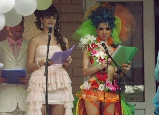 Из правил Смольного института благородных девиц: "благородная девица должна была быть скромной, уметь держать себя с достоинством, обладать безупречными манерами и вкусом". не такой как все, одежда, самовыражение, творческая личность