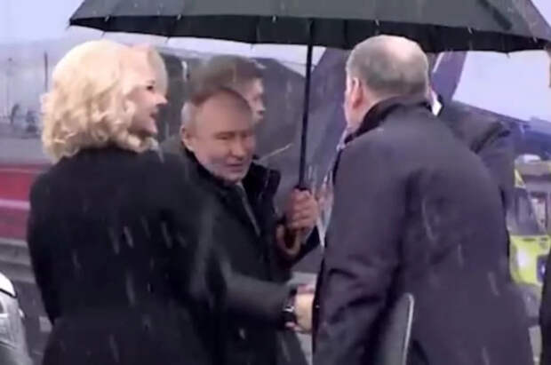 Путин последовал правилам этикета, защитив Голикову от дождя со снегом