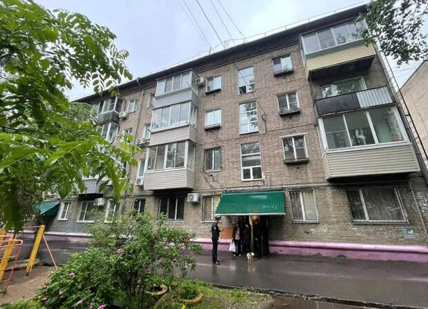 Пятилетний ребенок выпал из окна в Хабаровске и остался живым