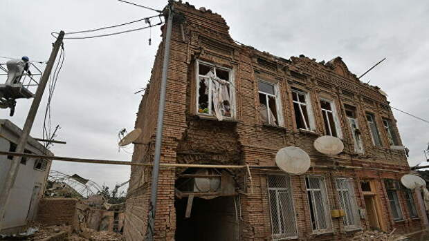 Жилой дом, разрушенный в результате обстрела города Гянджа