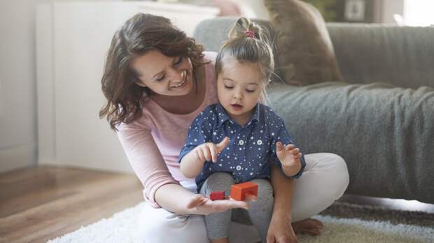 Мама играет с дочкой Мама играет с дочкой