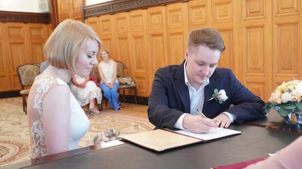 Бумажная свадьба: россияне стали чаще оформлять брачные договоры