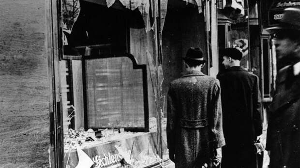 Разбитая витрина еврейского магазина в Берлине после беспорядков в ночь на 9 ноября 1938 года © Hulton
