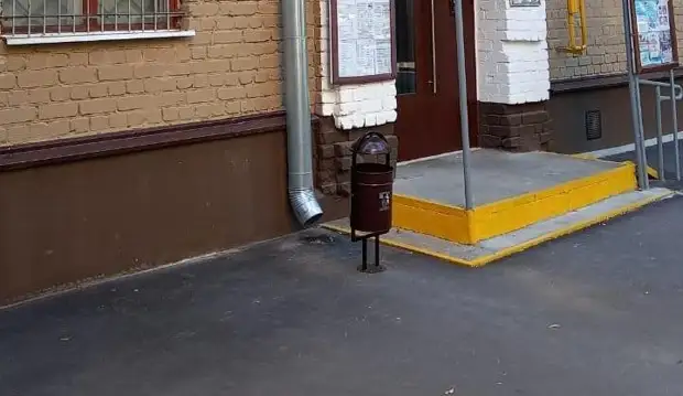 Около дома на Лётчика Бабушкина установили урну