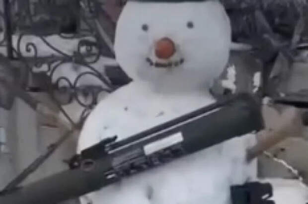 Российские военные слепили снеговиков для охраны территорий в зоне СВО