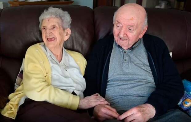 98-летняя мать перебралась в дом для престарелых, чтобы ухаживать за своим 80-летним сыном Великобритания, Англия, дом престарелых, мать и дитя, Мама, сын, старость, забота, длиннопост