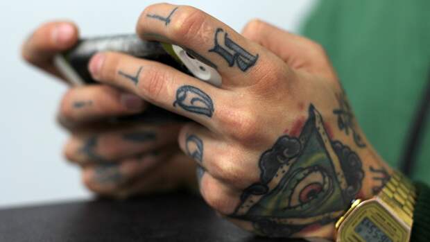 Врач-дерматолог рассказал об «опасных» цветах для тату