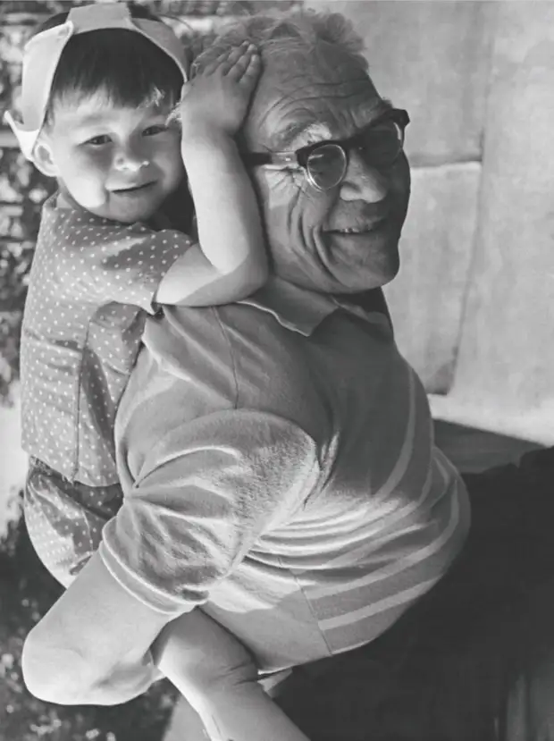 На фото они с дедом на даче в 1970 году. На фото они с дедом на даче в 1970 году.