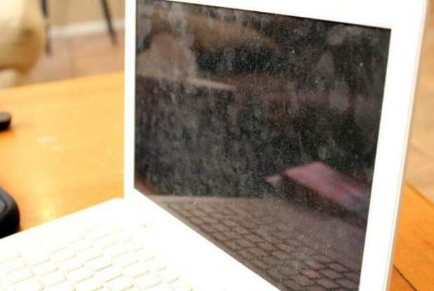 Пыльный экран ноутбука можно вытереть тряпкой из микрофибры. / Фото: it-tehnik.ru