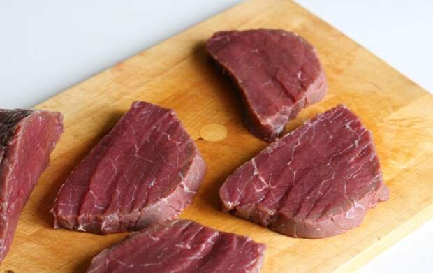 Резать мясо нужно поперек волокон. Резать мясо нужно поперек волокон.