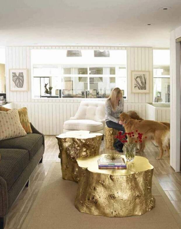 Интересные декоративные столики из срезов дерева в золотом цвете, красивое решение для оформления комнаты.