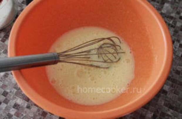 Шарлотка Vzbitye yajtsa 4 300x197 Шарлотка