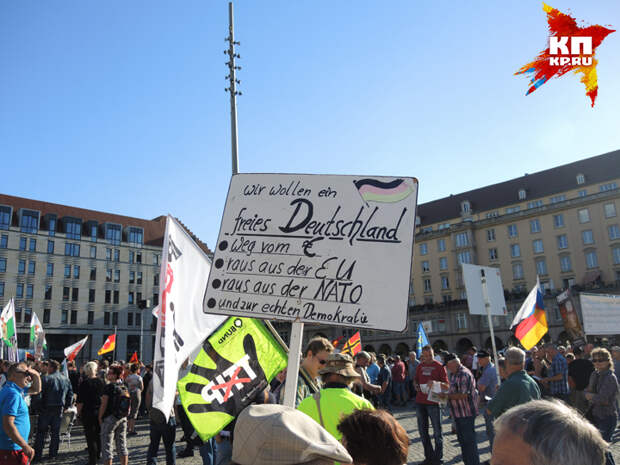 Плакат &quot;Мы хотим свободную Германию: без евро, без ЕС, без НАТО и с настоящей демократией&quot;.