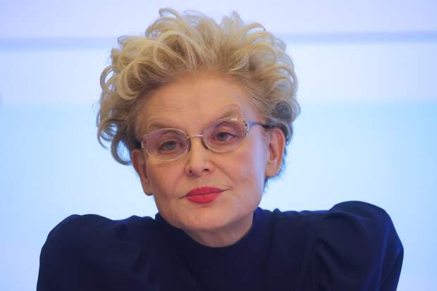 Малышева порезалась скальпелем на съемках программы «Жить здорово!»