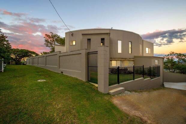 Муж и жена купили водный резервуар и превратили его в роскошный дом