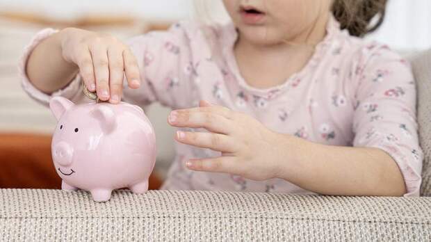 Россияне рассказали о привычке детей откладывать карманные деньги