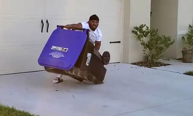 Мужчина увидел крокодила у порога и решил поймать его с помощью мусорного бака: видео