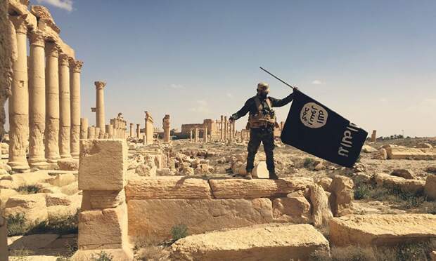 Первый захваченный флаг ИГ в Пальмире на развалинах старого города. Сирия, 26.03.2016