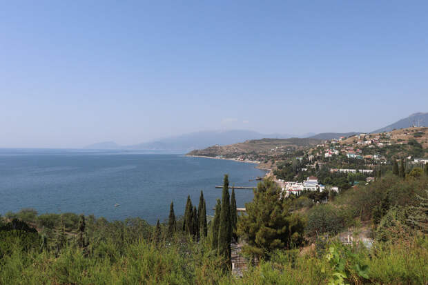 Посмотрели крымский храм-маяк в Малореченском. Красиво, но, конечно, новодел