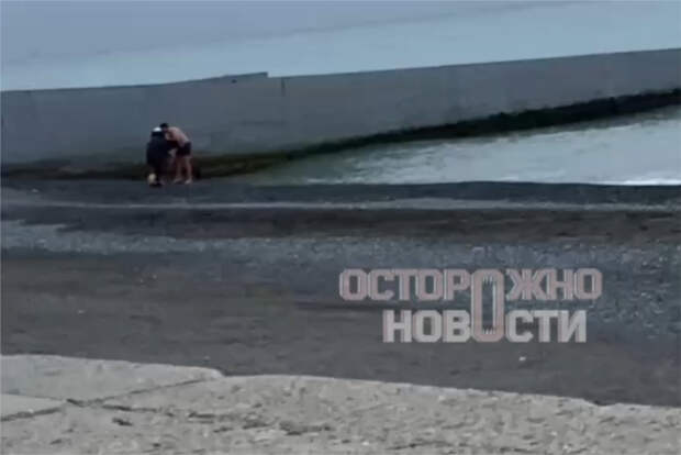 Россиянин окунул кричащих маленьких детей в ледяное море и попал на видео