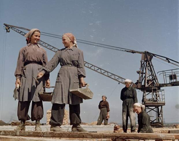 Работающие женщины на стройке нового жилого комплекса. СССР, Москва, 1961 год.