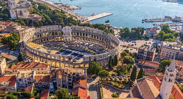 Древнеримский амфитеатр, расположен на побережье полуострова Истрия.