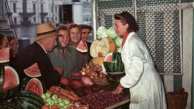 Продажа овощей и фруктов на Трубной площади в Москве. Яков Рюмкин, 1956 СССР, фото, это интересно