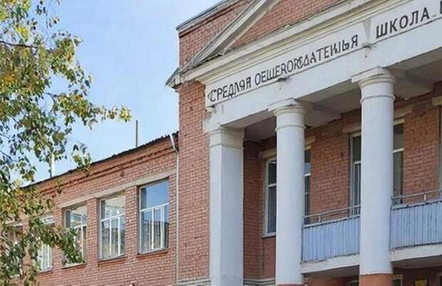 В Ейске лопнул натяжной потолок в школе после потопа, хотя на ремонт потратили 15 млн