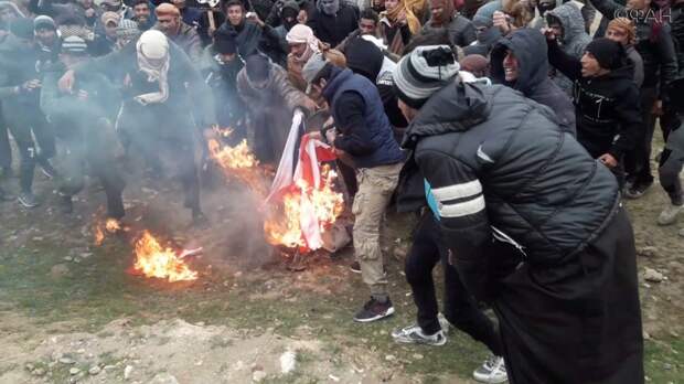 Жители Сирии восстали против США, курдских боевиков SDF и террористов ИГ за Евфратом Жители Сирии восстали против США, курдских боевиков SDF и террористов ИГ за Евфратом