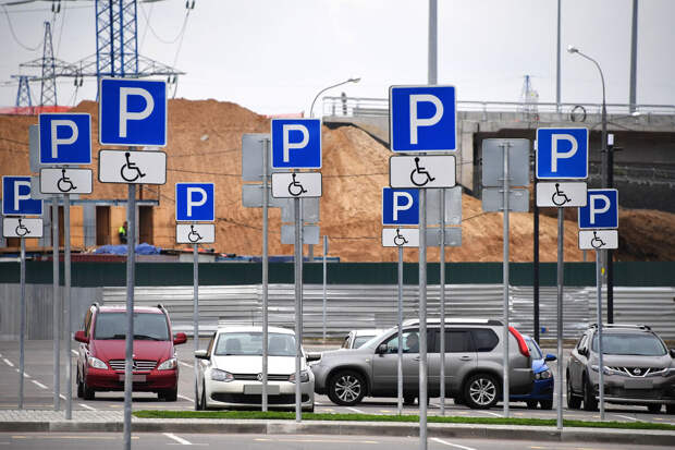 Минтранс не поддержал идею бесплатной парковки у социально значимых объектов