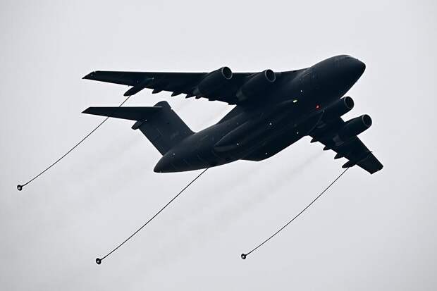 Самолет-заправщик ВВС США терпит бедствие у Крита