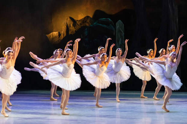 На Украине хотят уволить артистов балета за гастроли с "Лебединым озером"