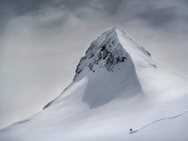 лыжник спускается по склону горы в Словении