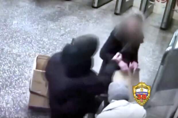 В Москве пассажир метро распылил в глаза женщине газовый баллончик