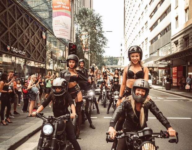 Девушки в нижнем белье проехали на мотоциклах по Сиднею