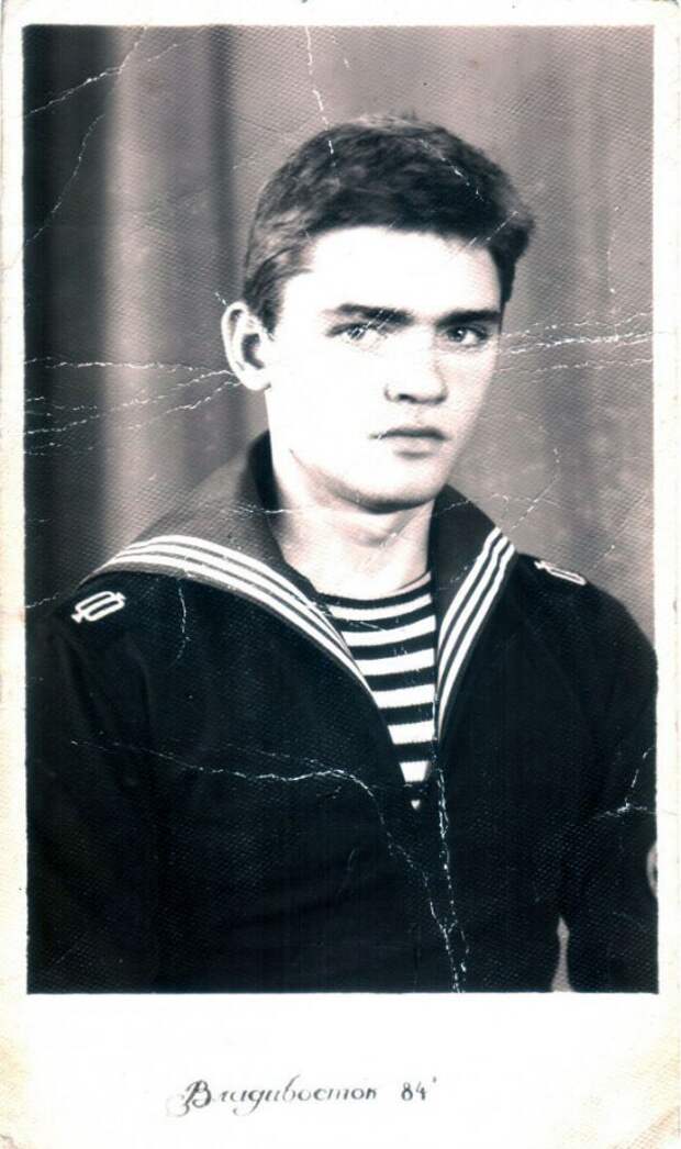 Армейские фотографии знаменитостей из их дембельских альбомов