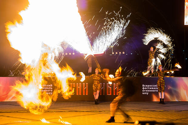 Более 10 тысяч человек пришли на фестиваль «Огни Сибири»: лучшие фото