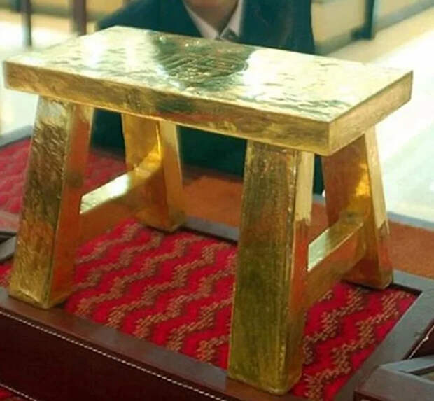 Как выглядит самая дорогая в мире дизайнерская мебель: Диваны с бриллиантами, золотая колыбель и др