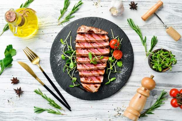 Если хочешь приготовить что-то эффектное, но легкое, тогда стейки из тунца в аэрогриле – отличный вариант