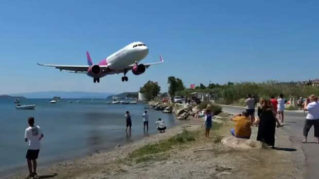 Самолет совершил «самую низкую посадку» на греческом острове