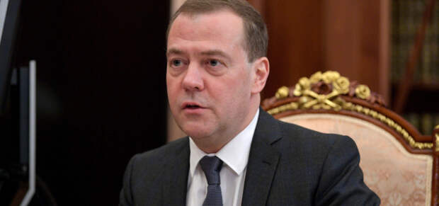 Медведев допустил обязательную вакцинацию в интересах государства