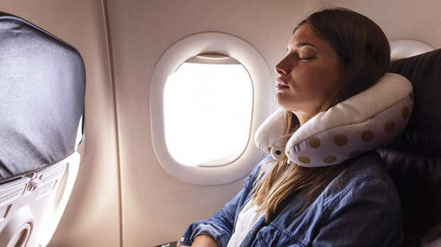 Печальные последствия: можно ли пронести вещи в самолет в подушке для шеи